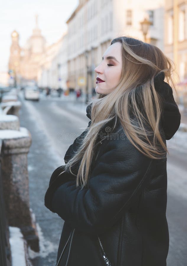 ik heb honger Blijven Cilia Blanke Blonde Vrouw in Zwarte Jas Buiten Stock Foto - Image of laag, mooi:  207973334