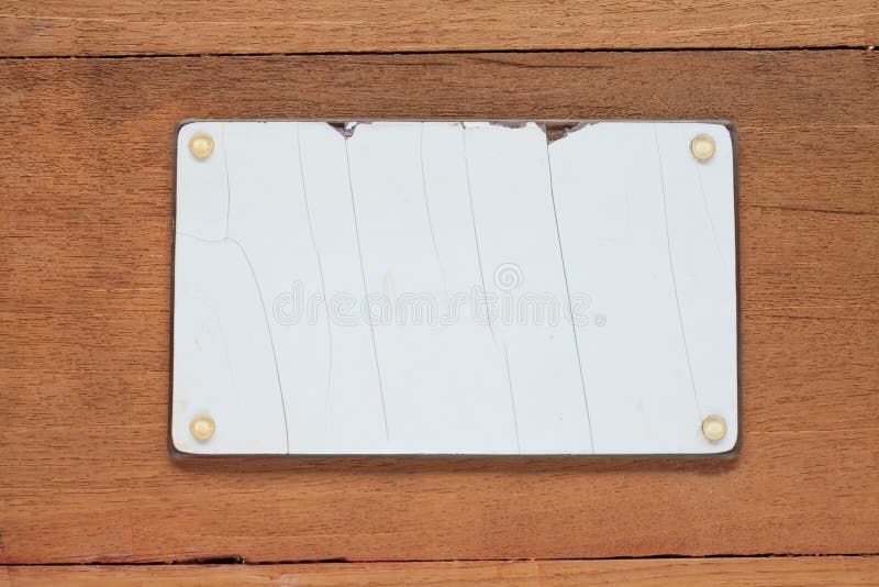 Blanked en Vuile voertuignummerplaat op houten lijstachtergrond stock foto Blanked en Vuile voertuignummerplaat op houten lijstachtergrond stock foto