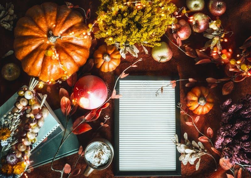Blanko-Briefkasten auf dunklem Hintergrund mit gemütlicher Herbstunterkunft: Blätter, Kürbis, Herbstblumen, brennende Kerzen, Büc lizenzfreies stockfoto