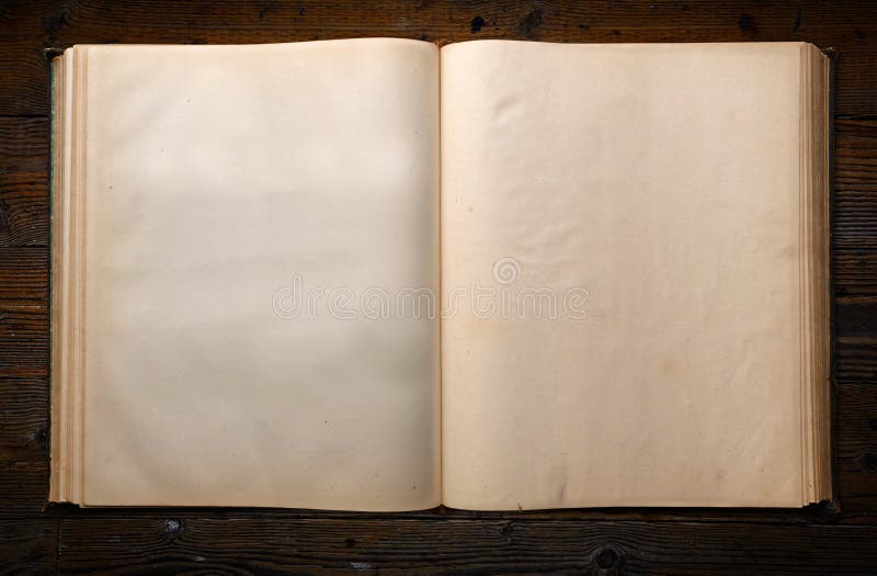 Blankt sida av gammal historisk bok på träbord arkivfoton