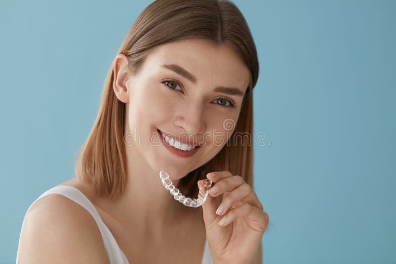 Blanqueamiento de dientes. Mujer con dientes saludables usando llaves extraÃ­bles