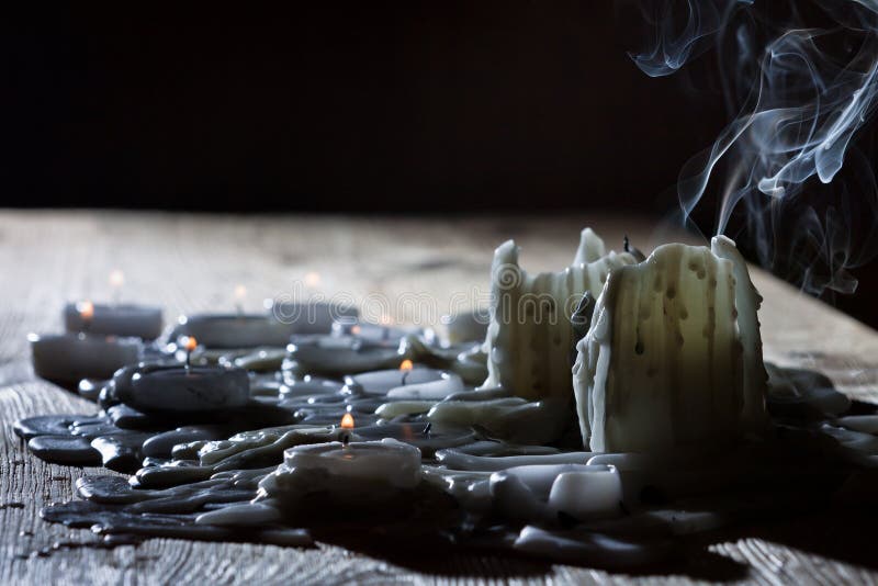 Blasen Sie candels mit Rauche ab lizenzfreie stockbilder Blasen Sie candels mit Rauche ab lizenzfreie stockbilder