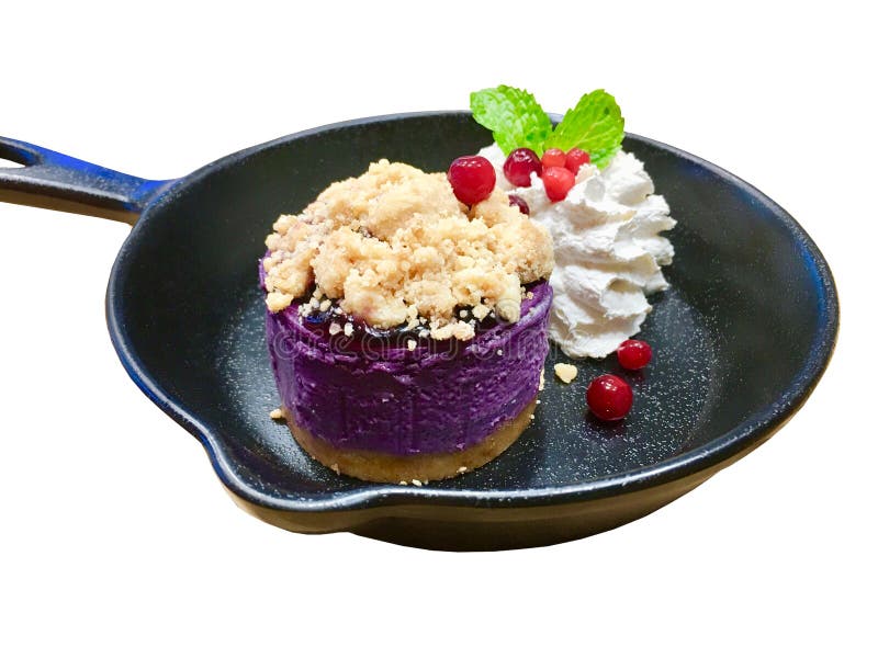 Blaubeerkäsekuchen mit Schlagsahne und Cracker, Moosbeere und Pfefferminz verzieren innerhalb der klassischen schwarzen Wannenton stockbild