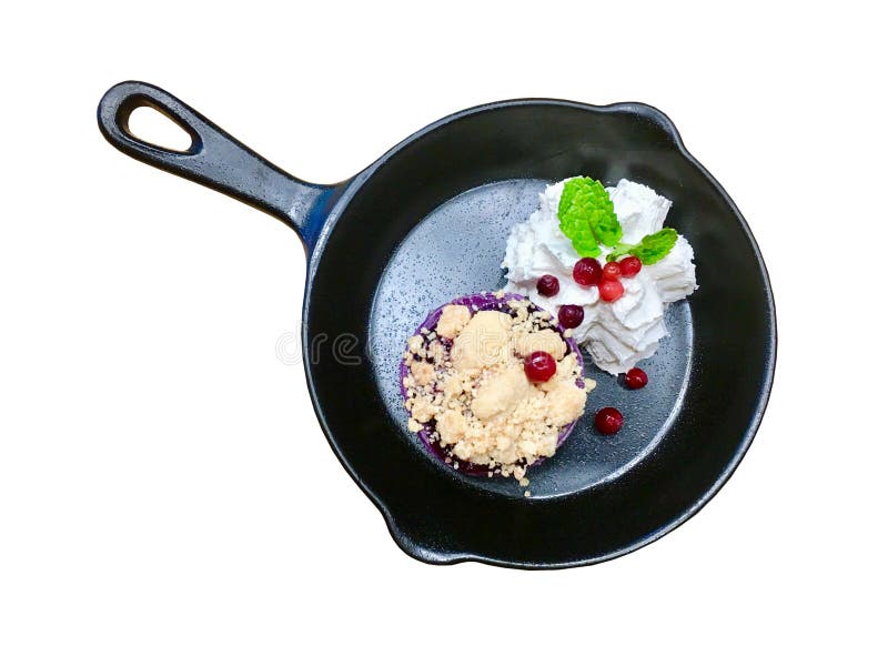 Blaubeerkäsekuchen mit Schlagsahne und Cracker, Moosbeere und Pfefferminz verzieren innerhalb der klassischen schwarzen Wannenton lizenzfreie stockfotos