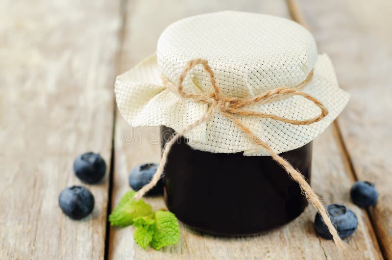 Blaubeermarmelade Mit Den Tadellosen Und Frischen Blaubeeren Stockfoto ...