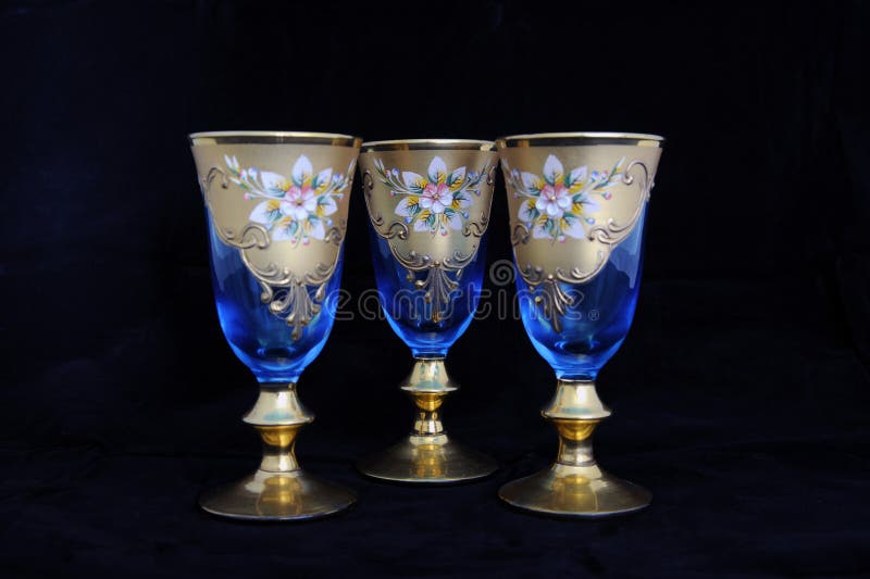 Alte Blaue Antike Eisenwasserpumpe Und Großes Weißes Wagenrad Mit