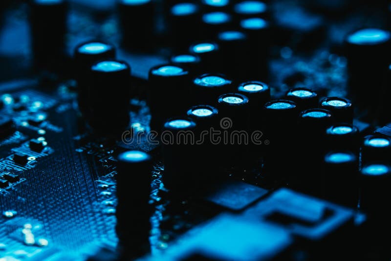 Blaue Farbe der Computermotherboard-Nahaufnahme auf dunklem Hintergrund stockfotografie