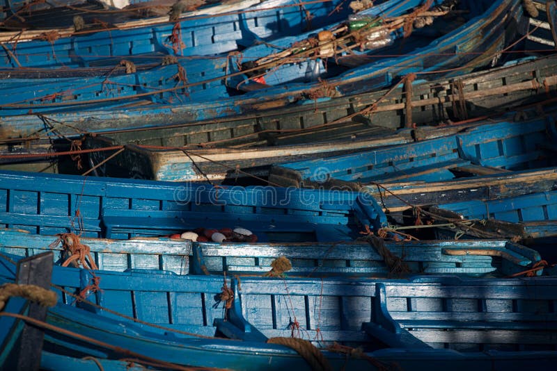 Blaue Fischerboote in Essaouira beherbergten, Marokko lizenzfreies stockfoto Blaue Fischerboote in Essaouira beherbergten, Marokko lizenzfreies stockfoto
