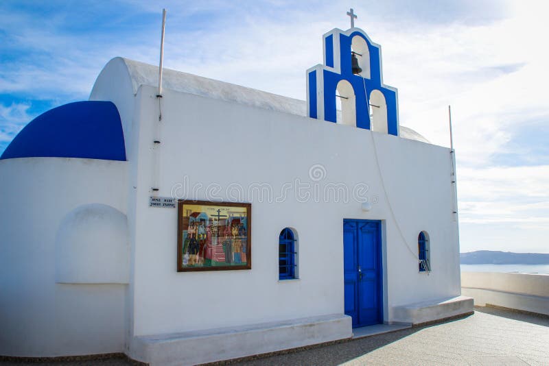 Blaue Hauben und weiße Wände der Kirche auf der berühmten romantischen Insel von Santorini stockbild