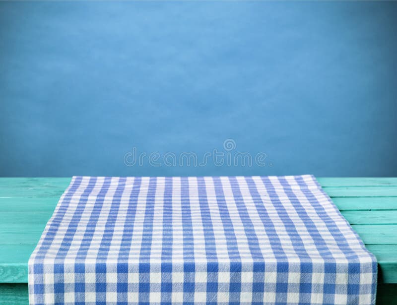 Blaue karierte Serviette auf Holztisch lizenzfreie stockbilder Blaue karierte Serviette auf Holztisch lizenzfreie stockbilder