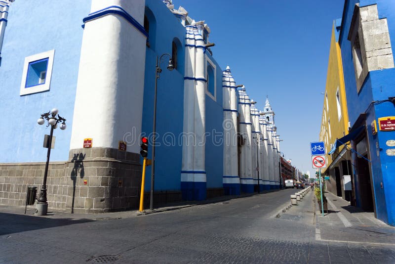 Blaue Kirche auf der Straße in Puebla stockfoto Blaue Kirche auf der Straße in Puebla stockfoto