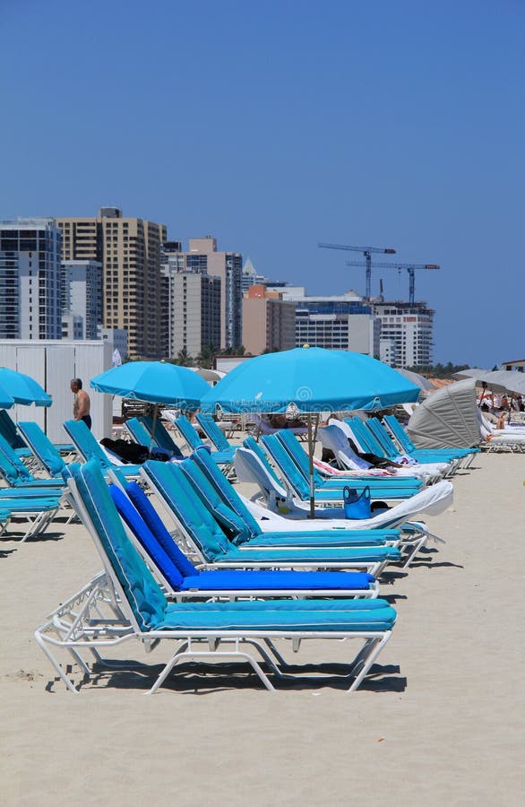 Blaue Klubsessel auf Südstrand, Miami, im April 2014 lizenzfreie stockfotografie Blaue Klubsessel auf Südstrand, Miami, im April 2014 lizenzfreie stockfotografie