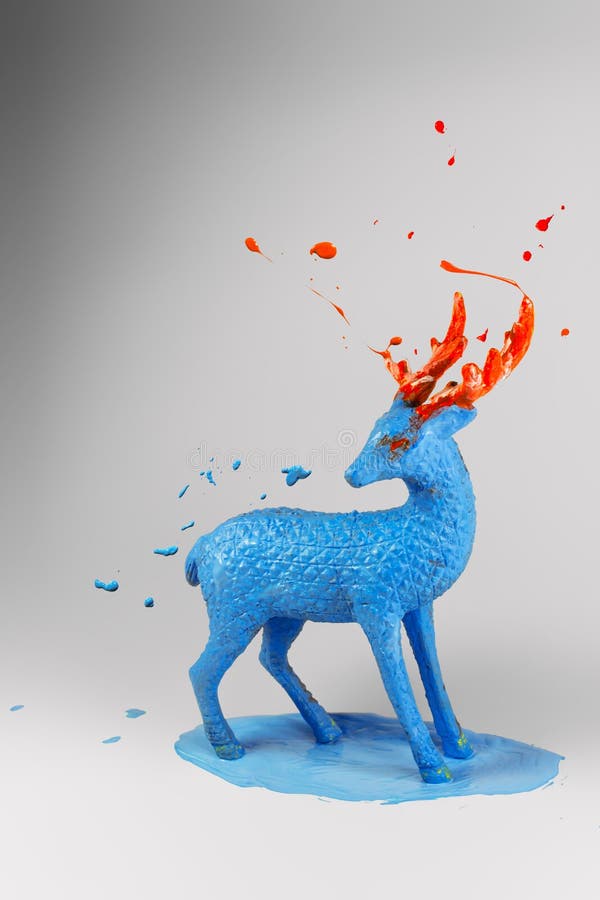 Blaue Rotwild mit orange Farbenhörnern lizenzfreie abbildung