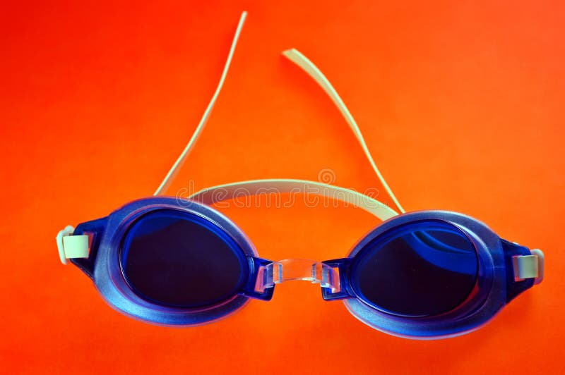 Blaue Schwimmen-Schutzbrillen