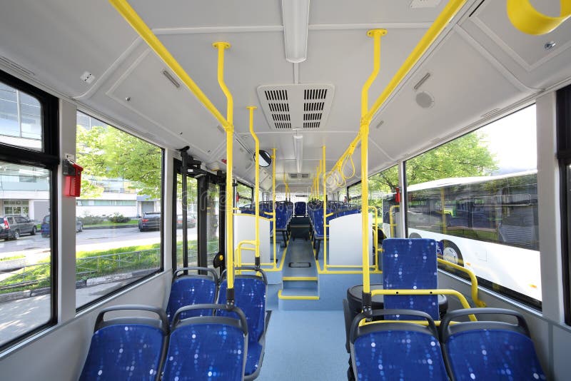 Blaue Sitze innerhalb des Saals des leeren Stadtbusses stockfotografie Blaue Sitze innerhalb des Saals des leeren Stadtbusses stockfotografie