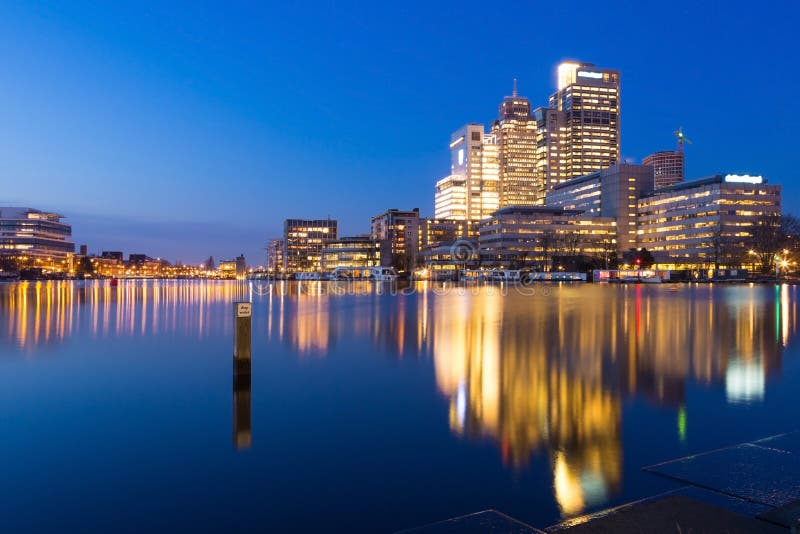 Blaue Stundenskyline Amsterdams mit Bürogebäuden stockfotos Blaue Stundenskyline Amsterdams mit Bürogebäuden stockfotos