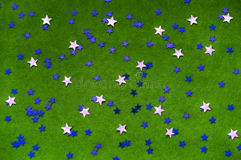 Blaue und silberne Scheinsterne auf einem hellgrünen Hintergrund stockbild Blaue und silberne Scheinsterne auf einem hellgrünen Hintergrund stockbild