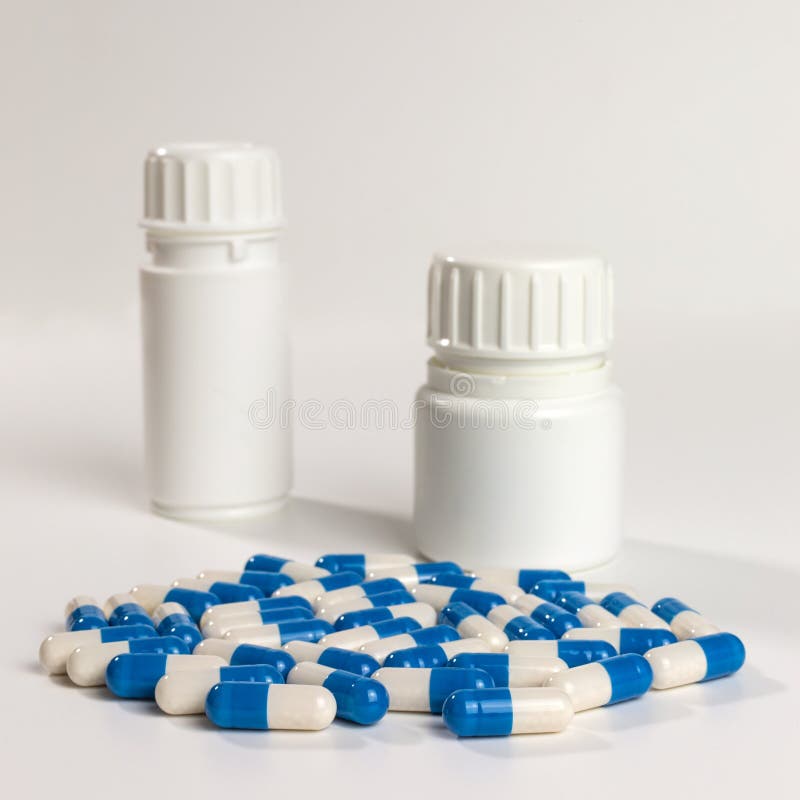 Blaue Und Weiße Kapseln Der Verordnungsmedizin Stockfoto - Bild von