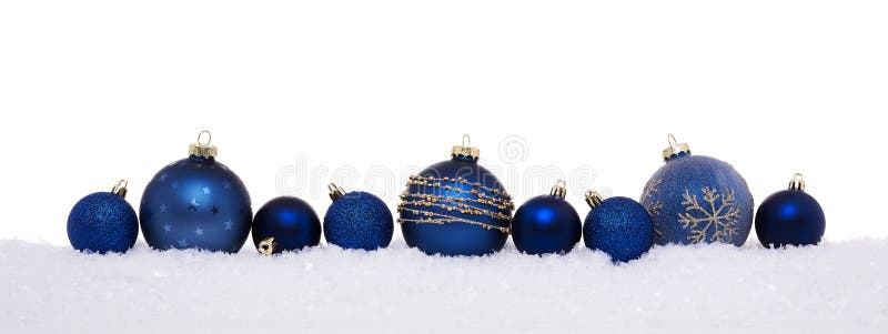 Blaue Weihnachtsbälle lokalisiert auf Schnee stockfotos Blaue Weihnachtsbälle lokalisiert auf Schnee stockfotos