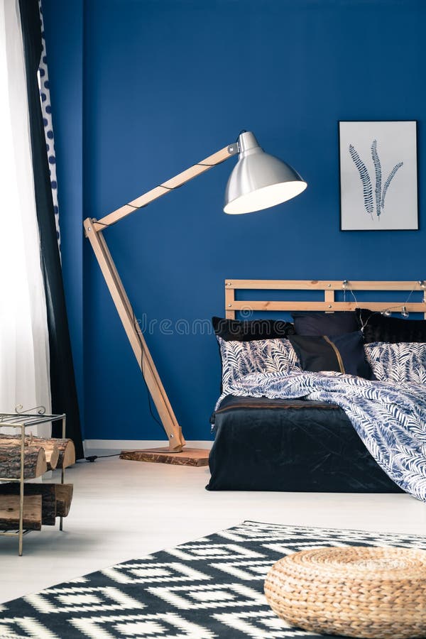 Blaue Wände und Indigo Bedsheets lizenzfreie stockbilder Blaue Wände und Indigo Bedsheets lizenzfreie stockbilder