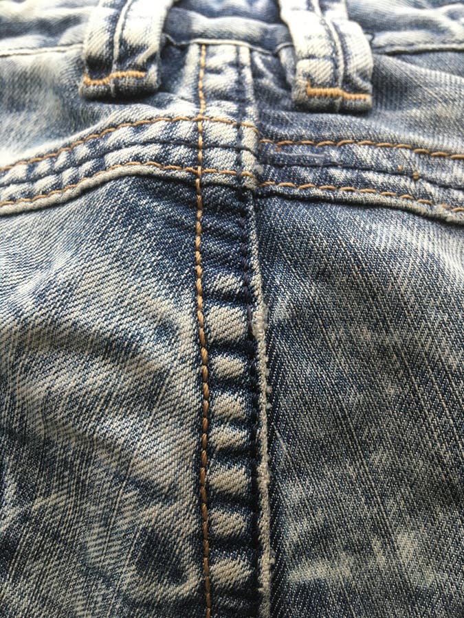 Blauen gekochte Weinlesejeans mit Taschen, Atem, Bügeln und Anlagen stockfoto