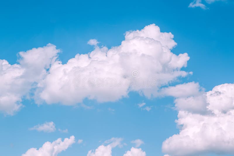 Blauer aquamariner Himmel mit weißen rosa Wolken Ruhige ruhige idyllische Ansicht lizenzfreie stockbilder