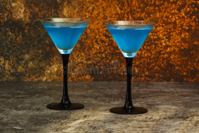 Blauer Cocktail in Einer Martini-Brille Mit Eis Auf Grauen Betonboden ...