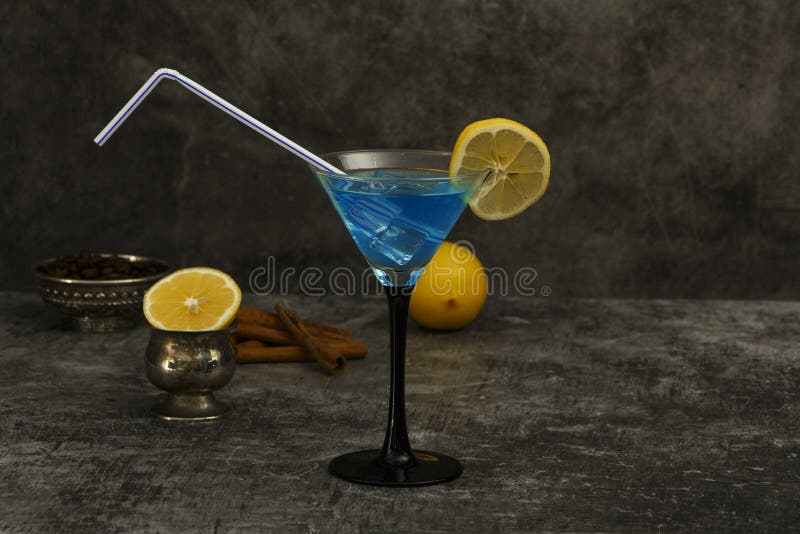 Blauer Cocktail in Einer Martini-Brille Mit Eis Auf Schwarzem Grund ...