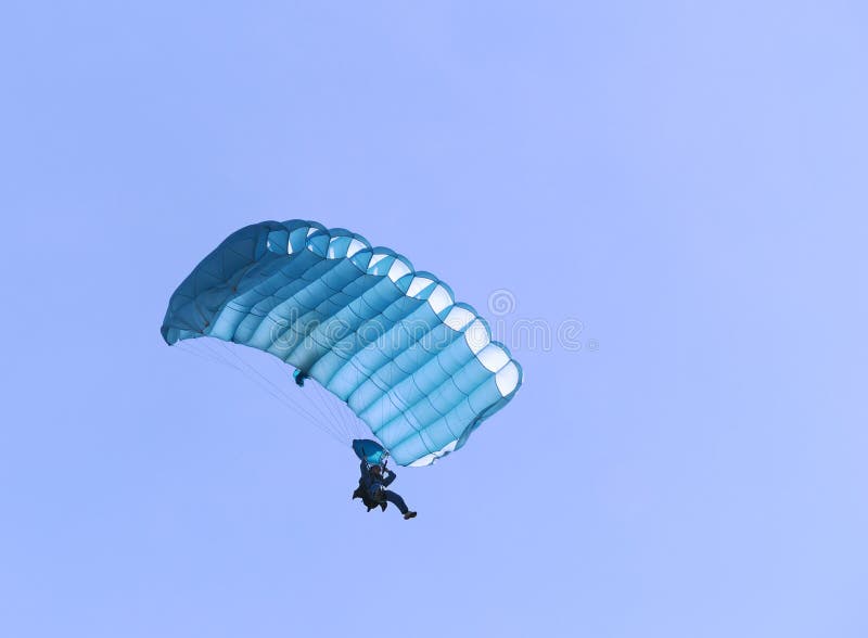 Blauer Fallschirm lizenzfreie stockbilder Blauer Fallschirm lizenzfreie stockbilder