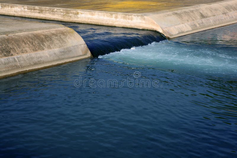 Blauer Flusswasserfall zum See lizenzfreie stockbilder