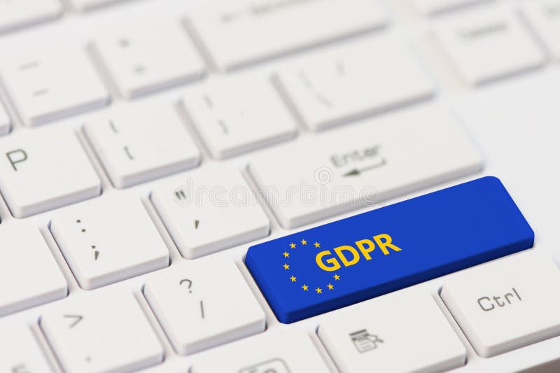 Blauer GDPR-Schlüssel auf weißer Computertastatur stockbild Blauer GDPR-Schlüssel auf weißer Computertastatur stockbild
