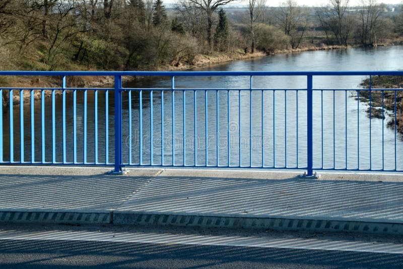 Blauer Handlauf auf der neuen Brücke lizenzfreies stockbild Blauer Handlauf auf der neuen Brücke lizenzfreies stockbild