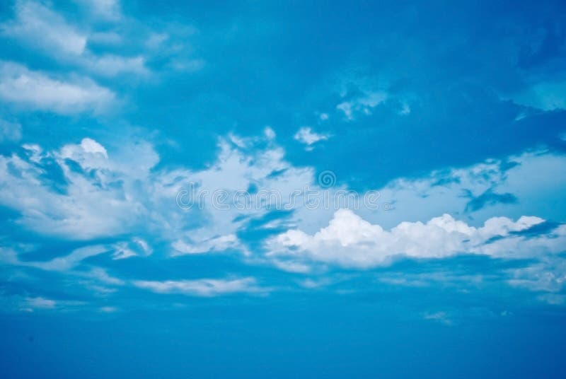 Blauer Himmel mit Wolken lizenzfreie stockbilder Blauer Himmel mit Wolken lizenzfreie stockbilder