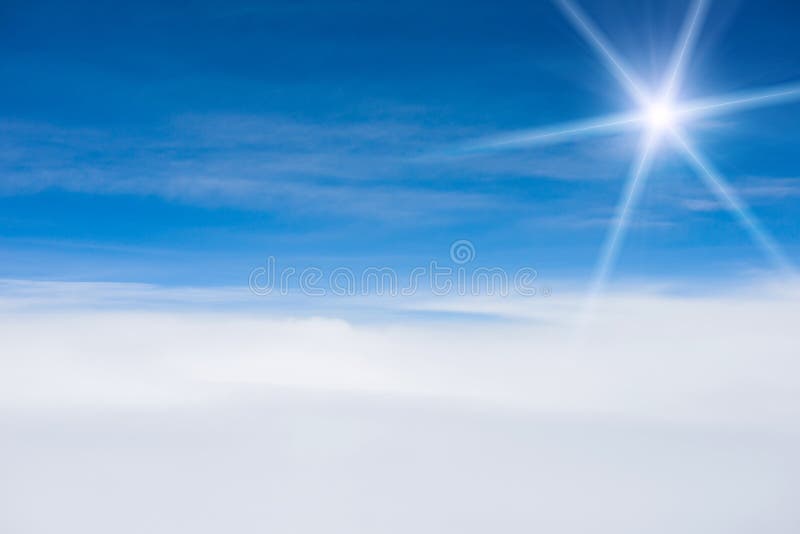 Blauer Himmel mit Wolken und Sonne lizenzfreie stockfotografie Blauer Himmel mit Wolken und Sonne lizenzfreie stockfotografie