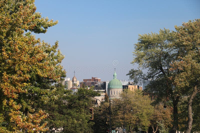Blauer Himmel Montreal des Natur-Monuments lizenzfreie stockfotografie Blauer Himmel Montreal des Natur-Monuments lizenzfreie stockfotografie