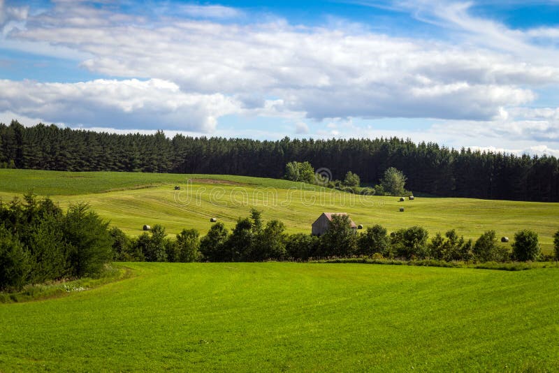 Blauer Himmel Quebec Kanada der Heuweidelandschaft stockbilder Blauer Himmel Quebec Kanada der Heuweidelandschaft stockbilder