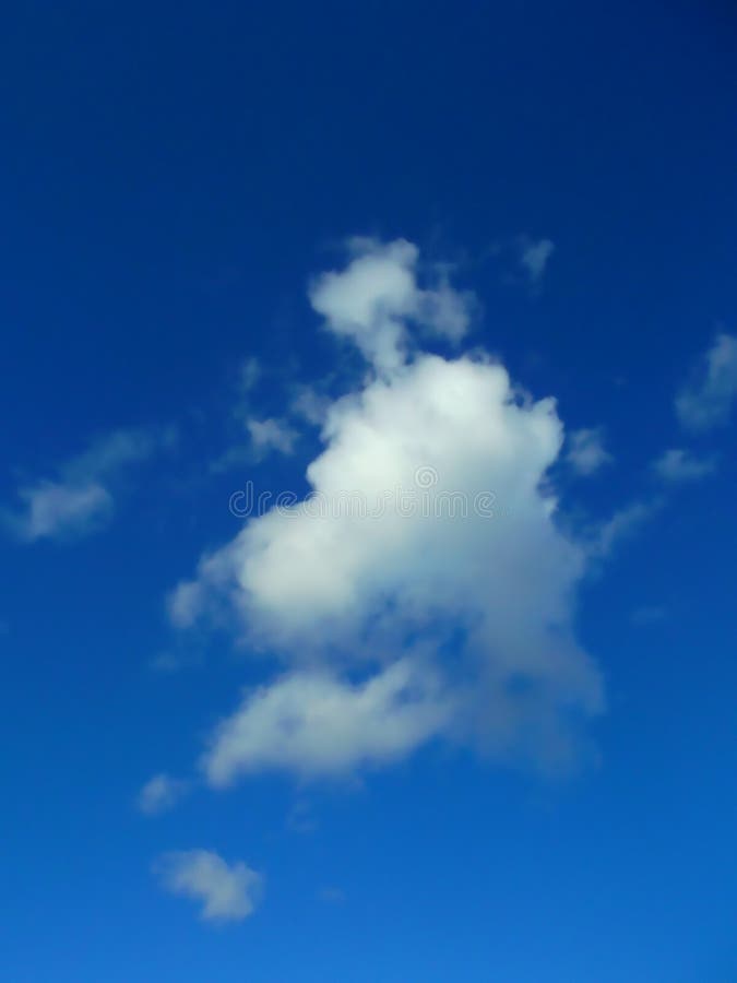 Blauer Himmel und weiße Wolke Vertikales Foto stockfotografie Blauer Himmel und weiße Wolke Vertikales Foto stockfotografie