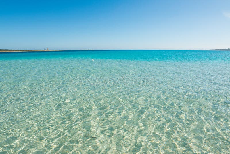 Blauer Himmel über Stintino-Meer in Sardinien lizenzfreies stockbild Blauer Himmel über Stintino-Meer in Sardinien lizenzfreies stockbild