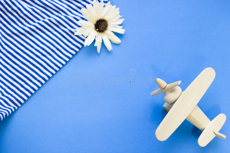 Blauer Hintergrund des Reisekonzeptes mit Strandwesensmerkmalen stockbild Blauer Hintergrund des Reisekonzeptes mit Strandwesensmerkmalen stockbild