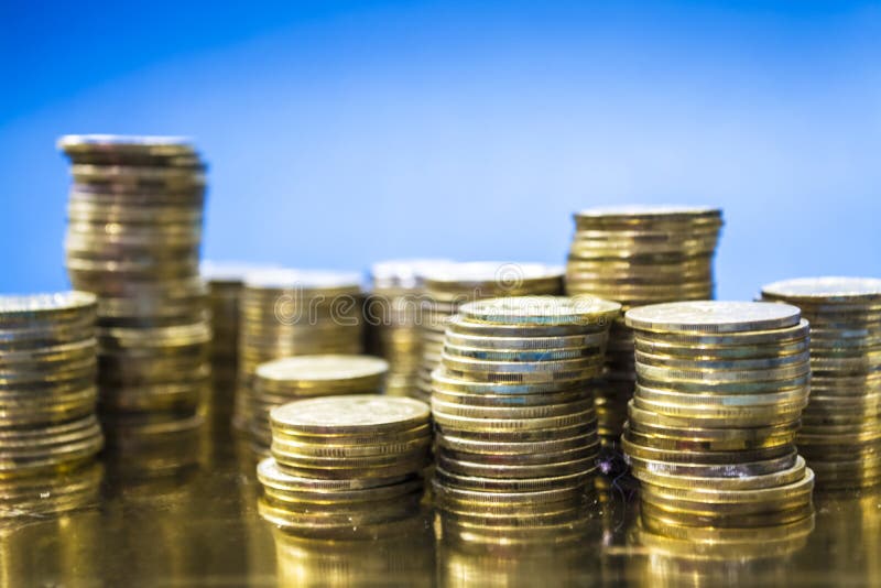 Blauer monophonischer Hintergrund Türme von den Münzen Ukrainer Hryvnia Geld und Finanzierung, Gewinn Geschäft aufspeicherung stockfotos Blauer monophonischer Hintergrund Türme von den Münzen Ukrainer Hryvnia Geld und Finanzierung, Gewinn Geschäft aufspeicherung stockfotos