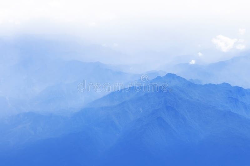 Blauer nebelhafter Berg stockfotografie Blauer nebelhafter Berg stockfotografie