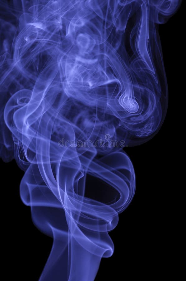 Blauer Rauch auf dunklem Hintergrund stockfotos
