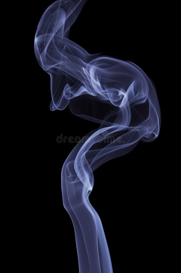 Blauer Rauch auf dunklem Hintergrund lizenzfreies stockbild