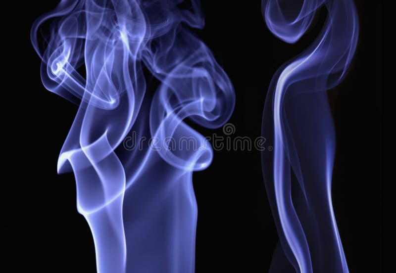 Blauer Rauch auf schwarzem Hintergrund stockbilder