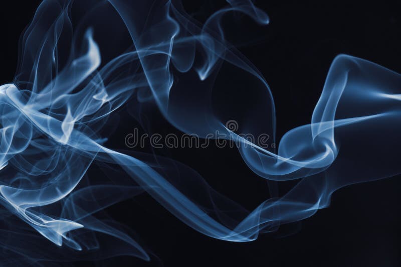 Blauer Rauch auf schwarzem Hintergrund lizenzfreie stockfotografie