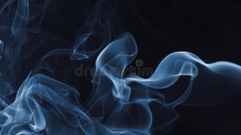 Blauer Rauch auf schwarzem Hintergrund stockbilder
