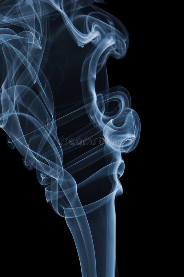 Blauer Rauch auf schwarzem Hintergrund lizenzfreie stockfotografie