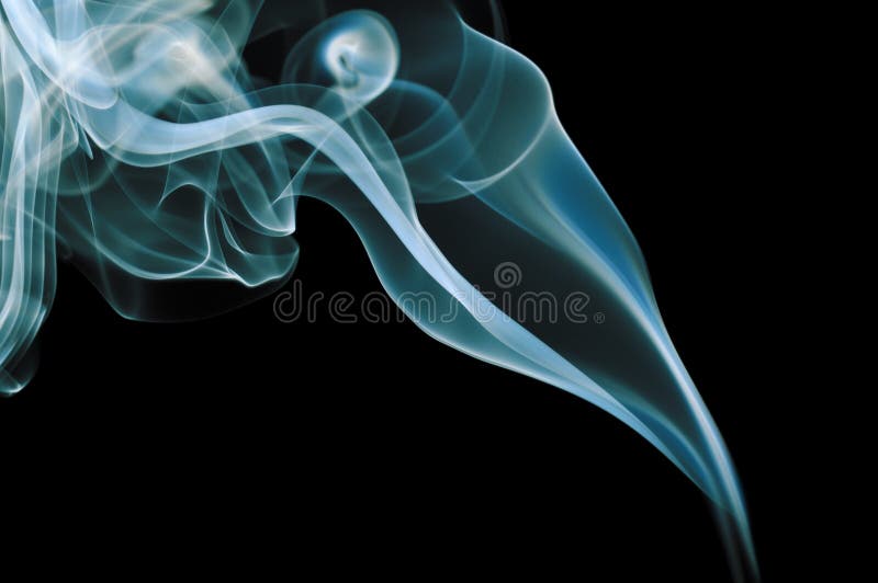 Blauer Rauch auf schwarzem Hintergrund lizenzfreie stockfotografie