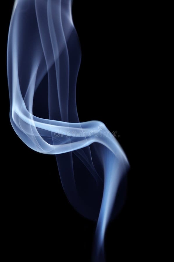 Blauer Rauch auf schwarzem Hintergrund stockbilder