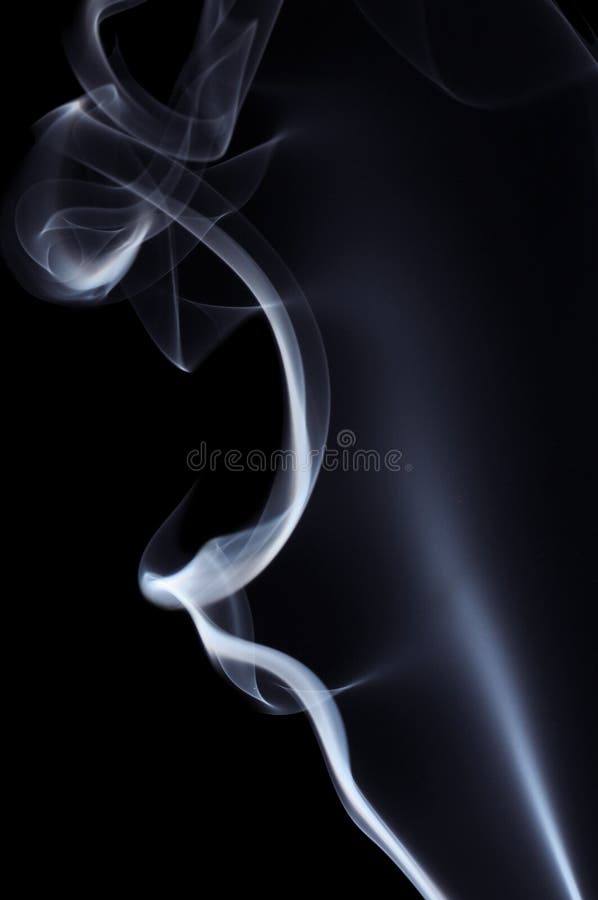 Blauer Rauch auf schwarzem Hintergrund stockfoto